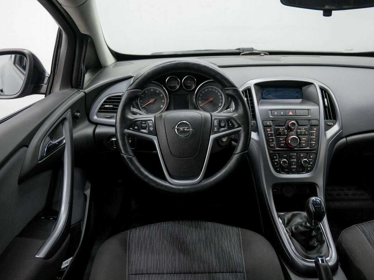 Opel Astra с пробегом — 2013 год. Фото: #9