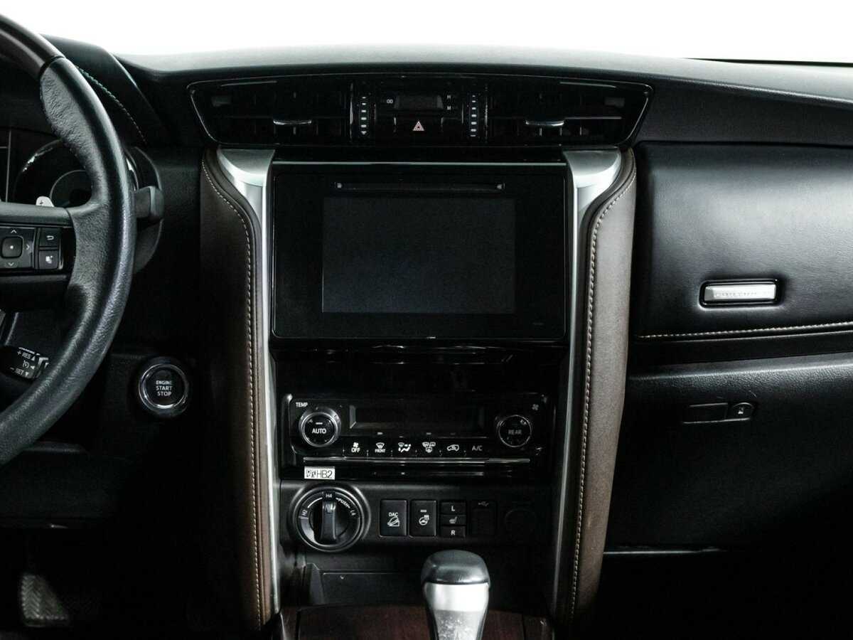 Toyota Fortuner с пробегом — 2017 год. Фото: #13
