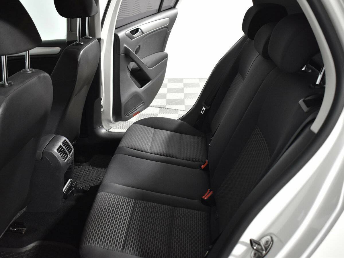 Volkswagen Golf с пробегом — 2010 год. Фото: #11