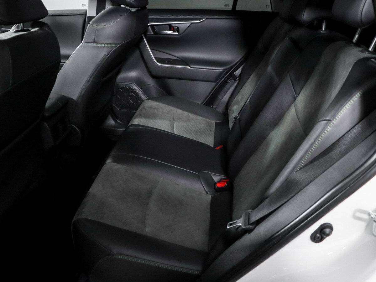 Toyota RAV4 с пробегом — 2024 год. Фото: #9