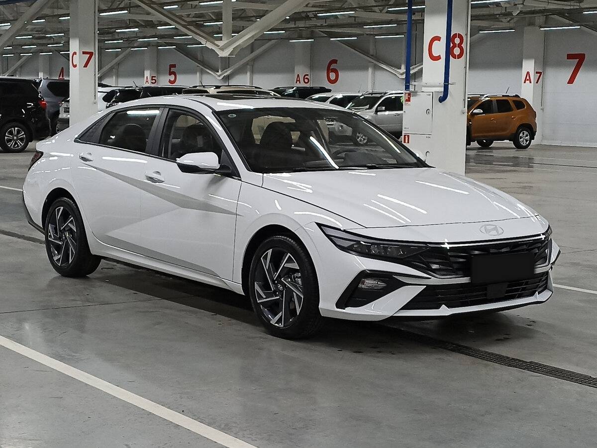 Hyundai Elantra с пробегом — 2023 год. Фото: #2