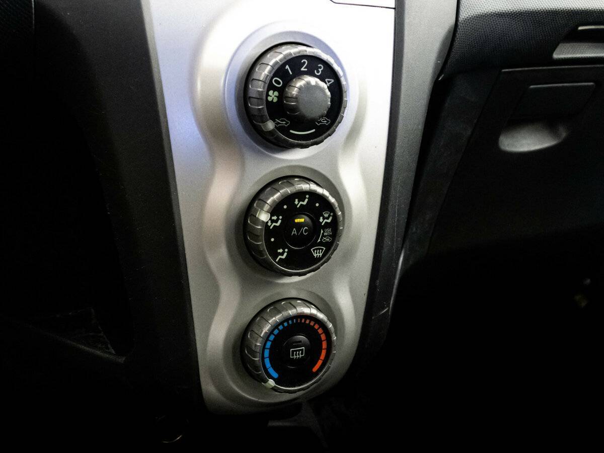 Toyota Yaris с пробегом — 2006 год. Фото: #12