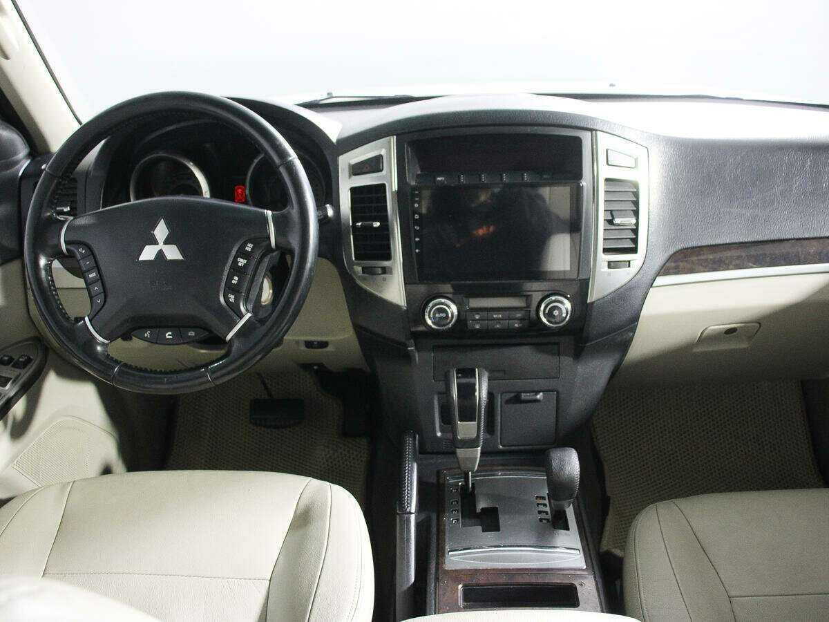Mitsubishi Pajero с пробегом — 2017 год. Фото: #11