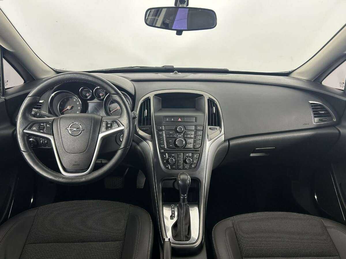 Opel Astra с пробегом — 2011 год. Фото: #6