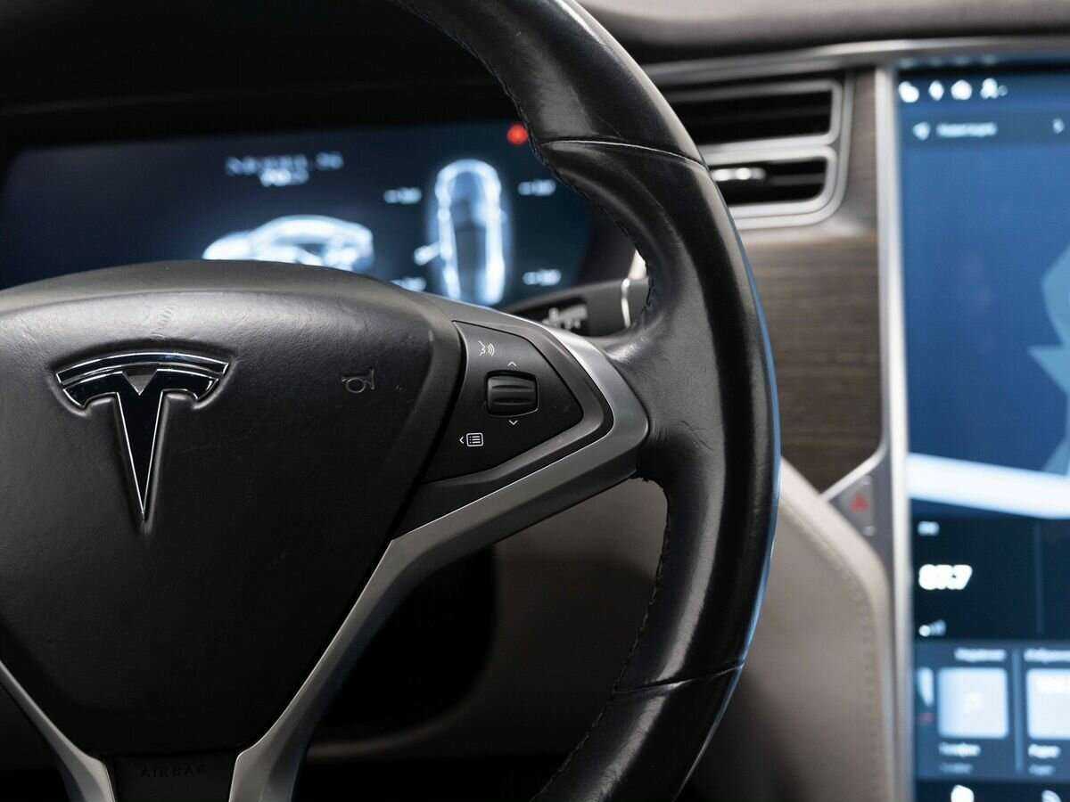 Tesla Model S с пробегом — 2015 год. Фото: #10