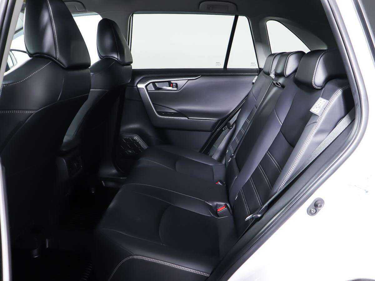 Toyota RAV4 с пробегом — 2021 год. Фото: #9