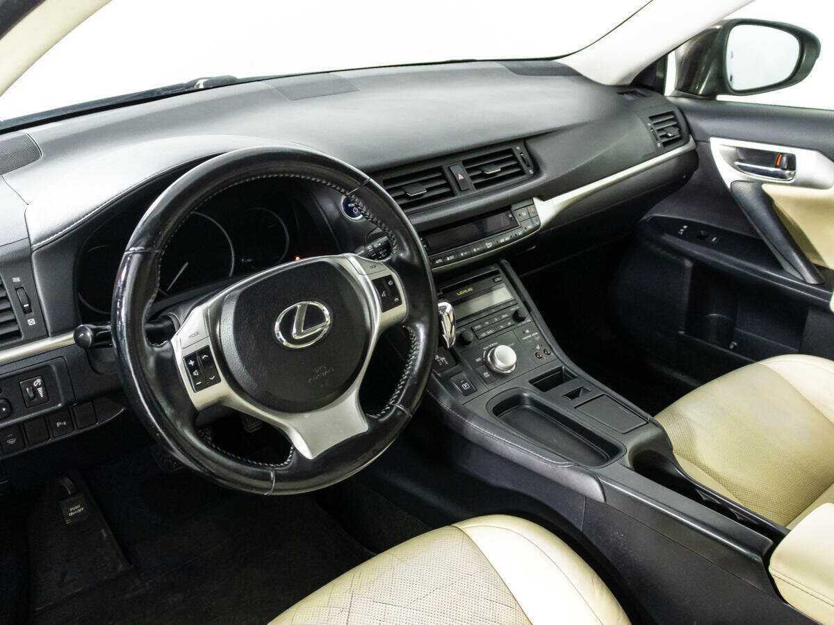 Lexus CT с пробегом — 2011 год. Фото: #10