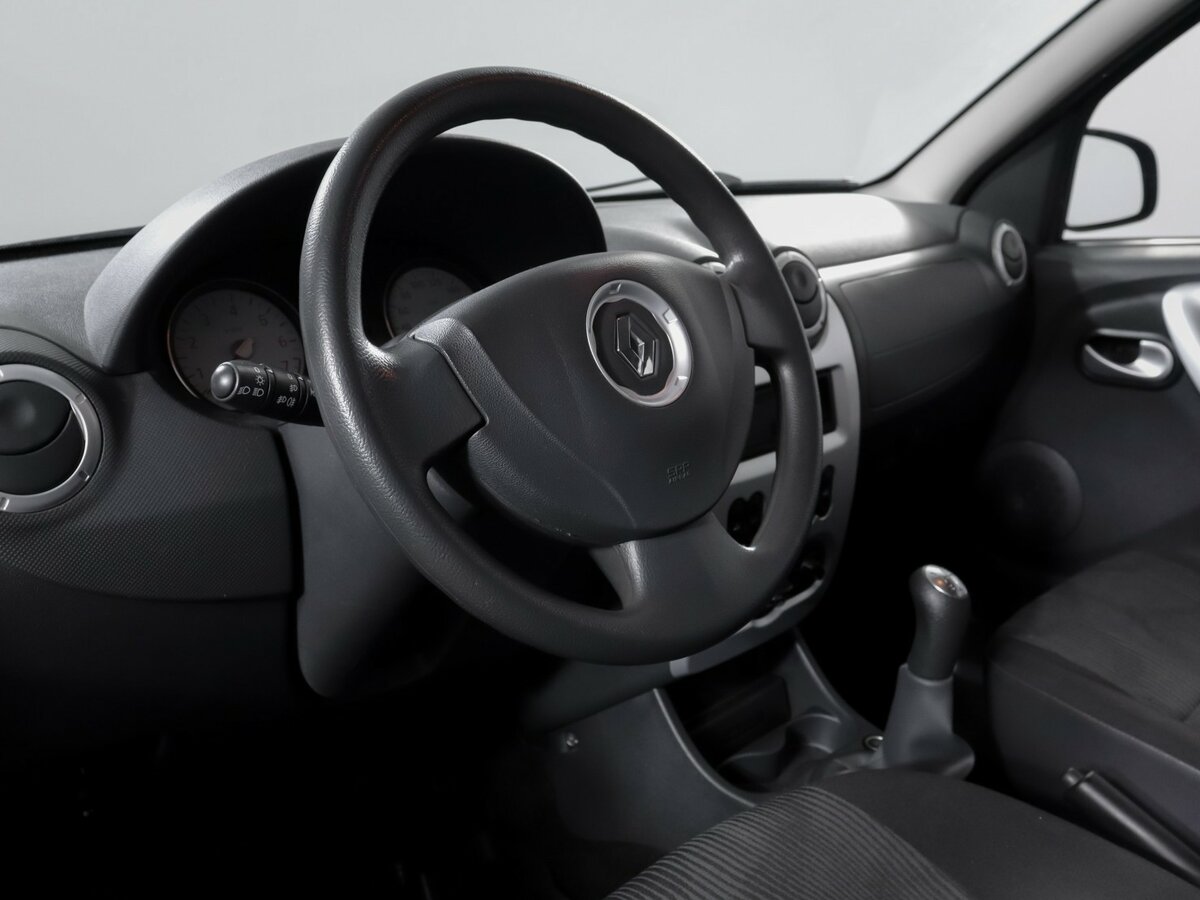 Renault Sandero с пробегом — 2012 год. Фото: #9