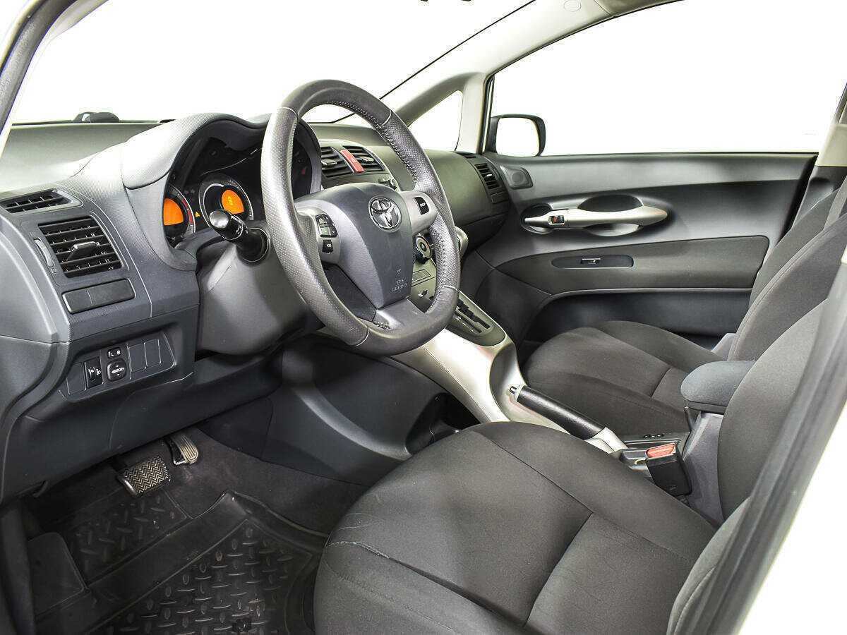 Toyota Auris с пробегом — 2012 год. Фото: #12