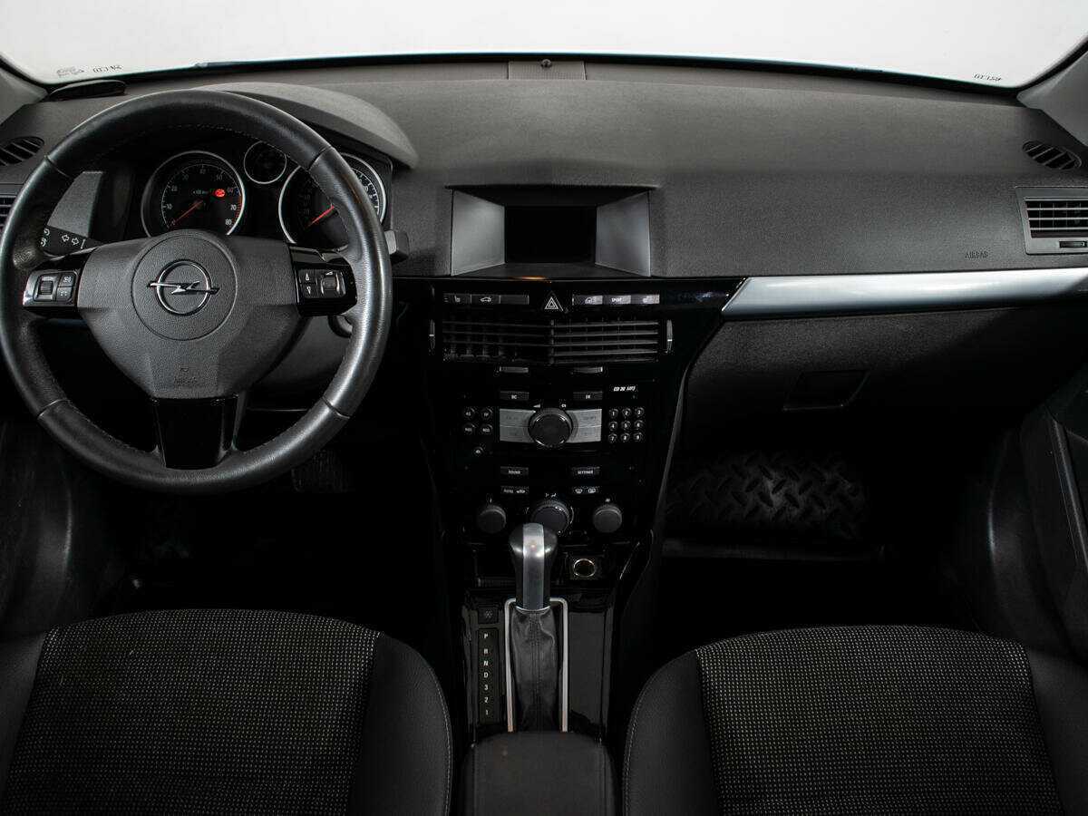 Opel Astra с пробегом — 2011 год. Фото: #6