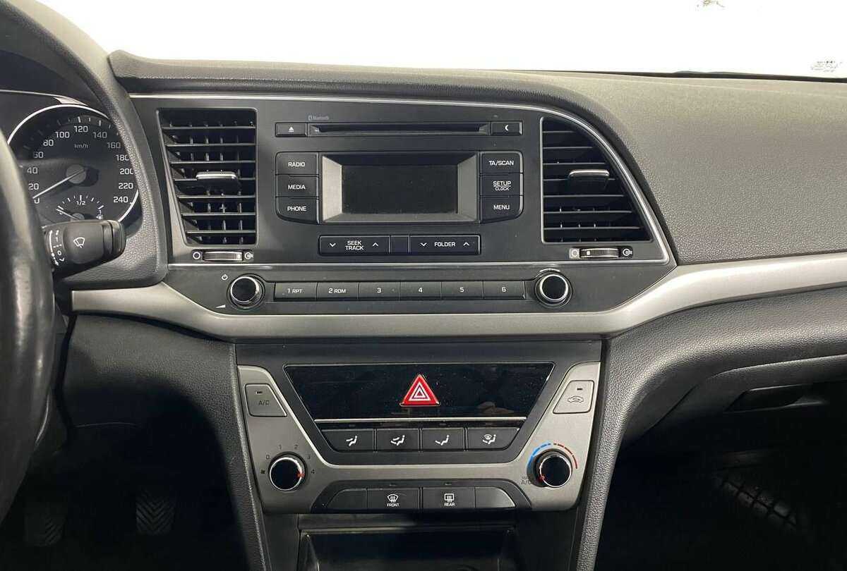 Hyundai Elantra с пробегом — 2017 год. Фото: #10