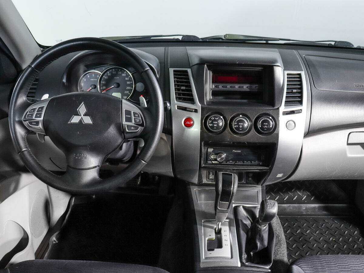 Mitsubishi Pajero Sport с пробегом — 2010 год. Фото: #10