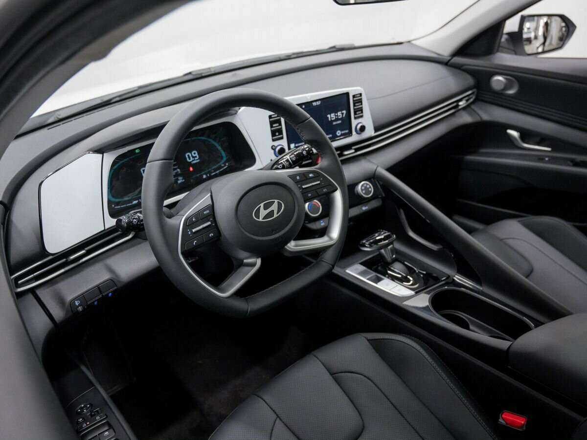 Hyundai Elantra с пробегом — 2023 год. Фото: #13