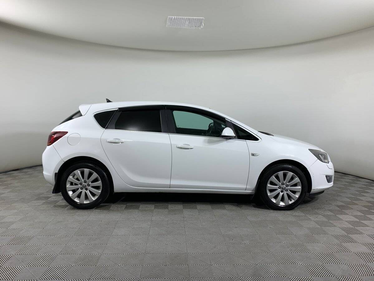 Opel Astra с пробегом — 2011 год. Фото: #3