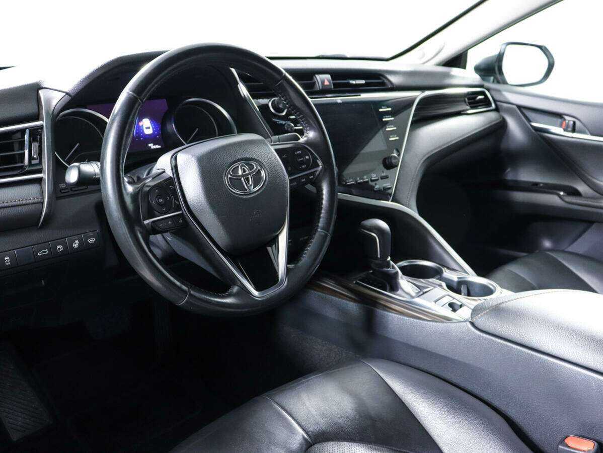 Toyota Camry с пробегом — 2018 год. Фото: #10