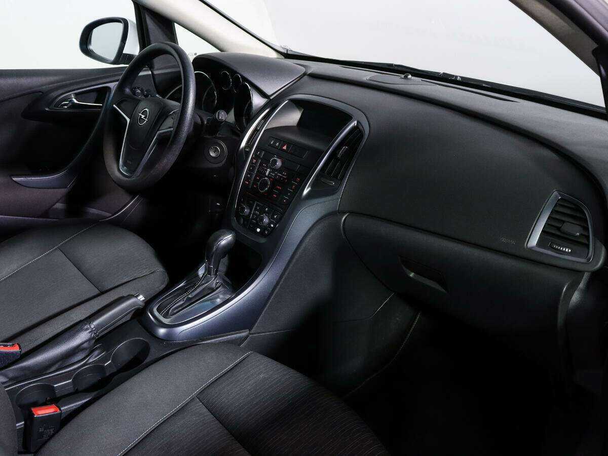 Opel Astra с пробегом — 2012 год. Фото: #7