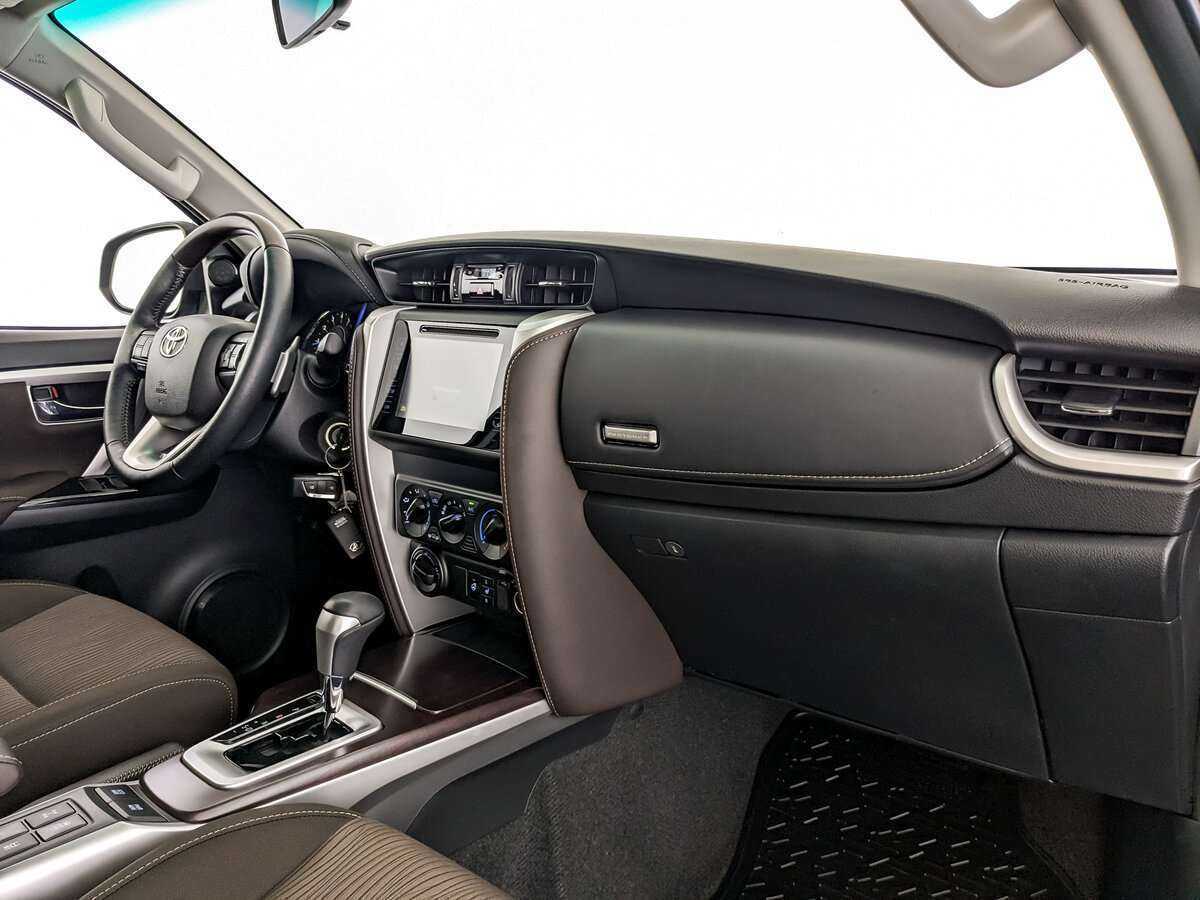 Toyota Fortuner с пробегом — 2018 год. Фото: #8
