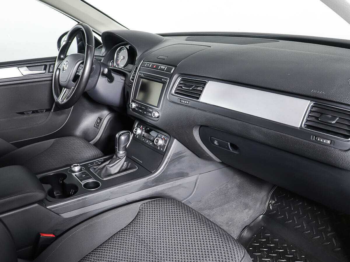 Volkswagen Touareg с пробегом — 2015 год. Фото: #8