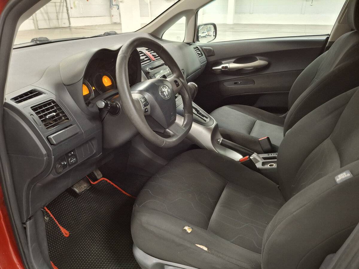 Toyota Auris с пробегом — 2010 год. Фото: #14