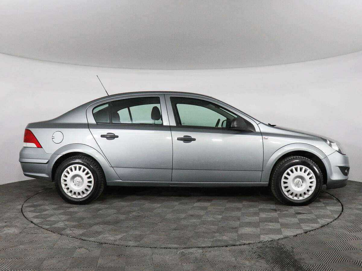 Opel Astra с пробегом — 2011 год. Фото: #3