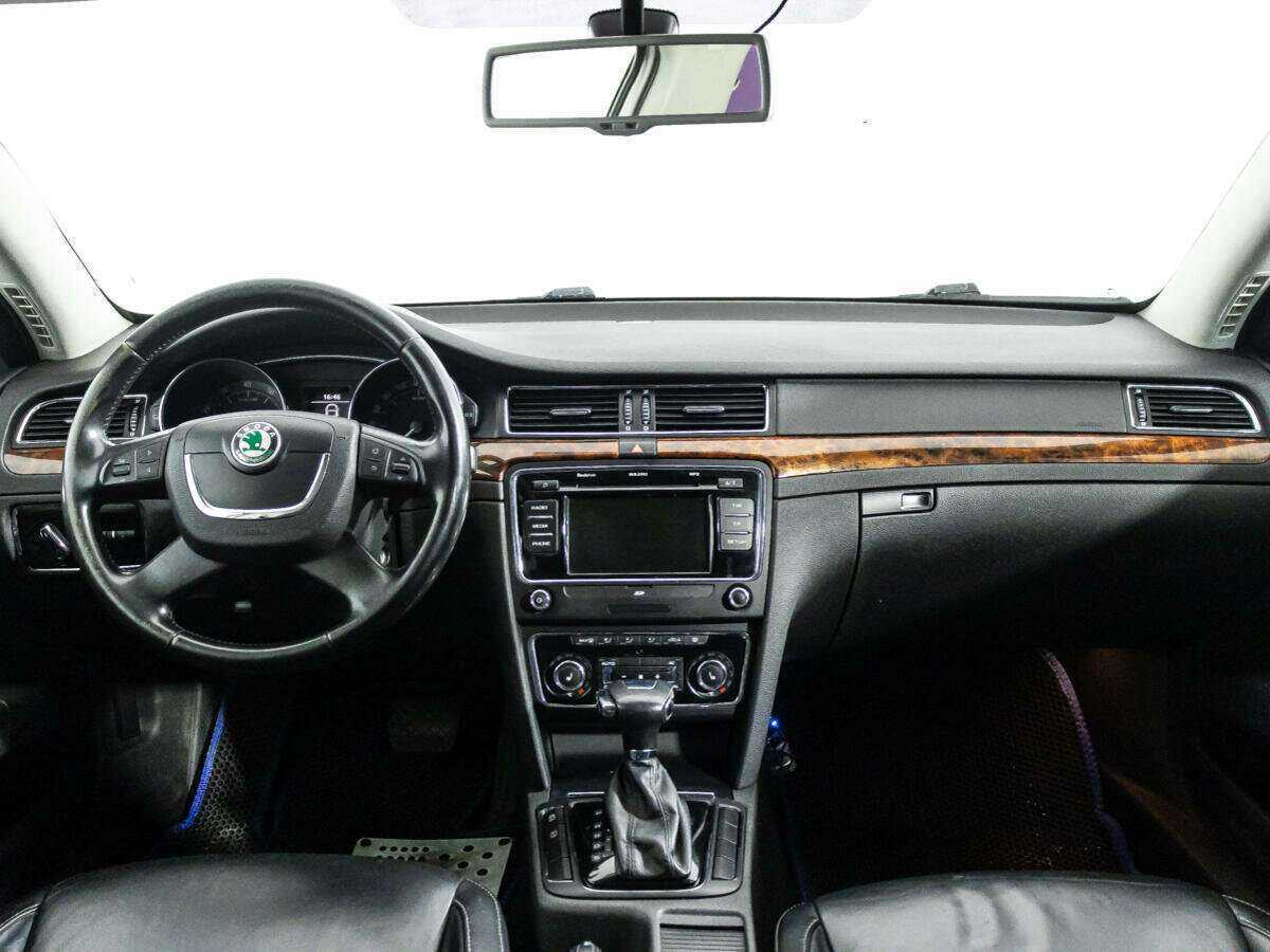 Skoda Superb с пробегом — 2011 год. Фото: #12