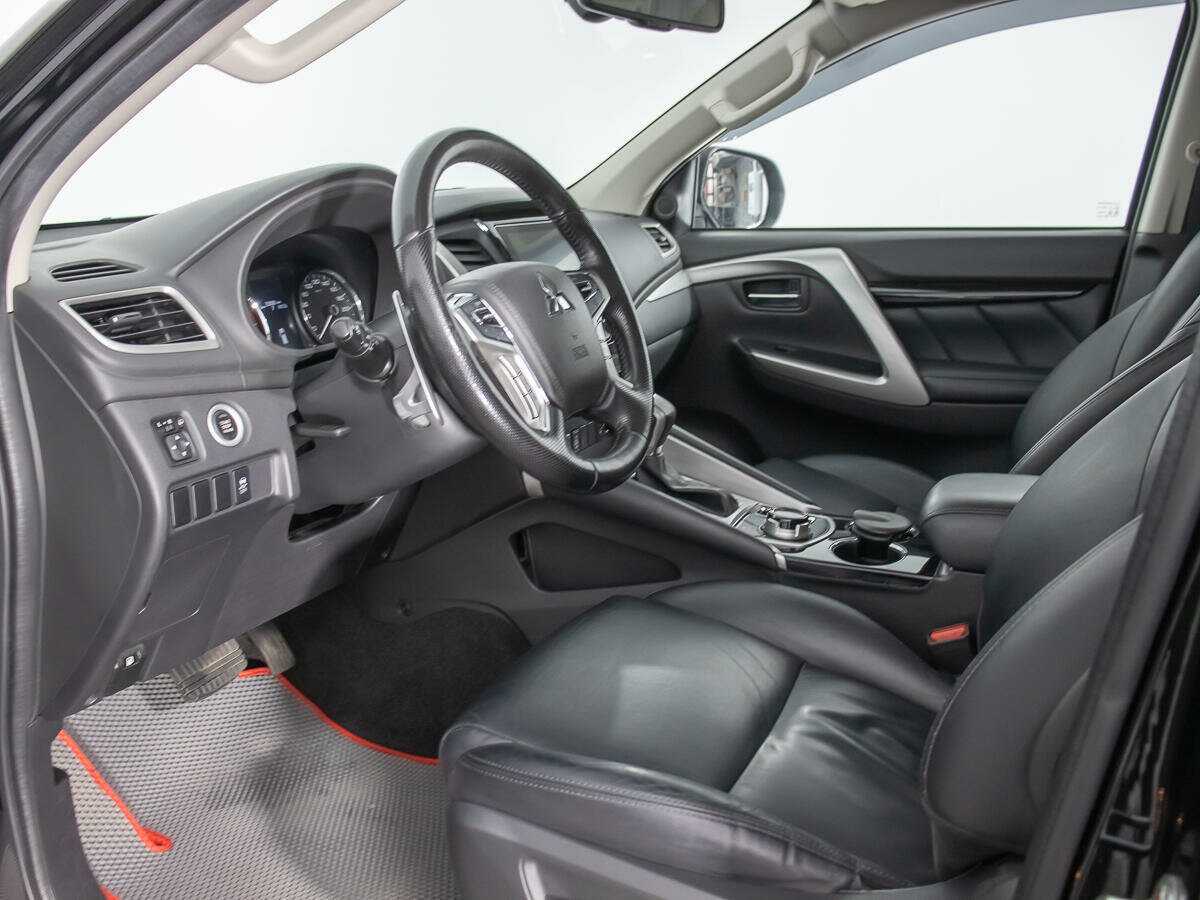 Mitsubishi Pajero Sport с пробегом — 2018 год. Фото: #9