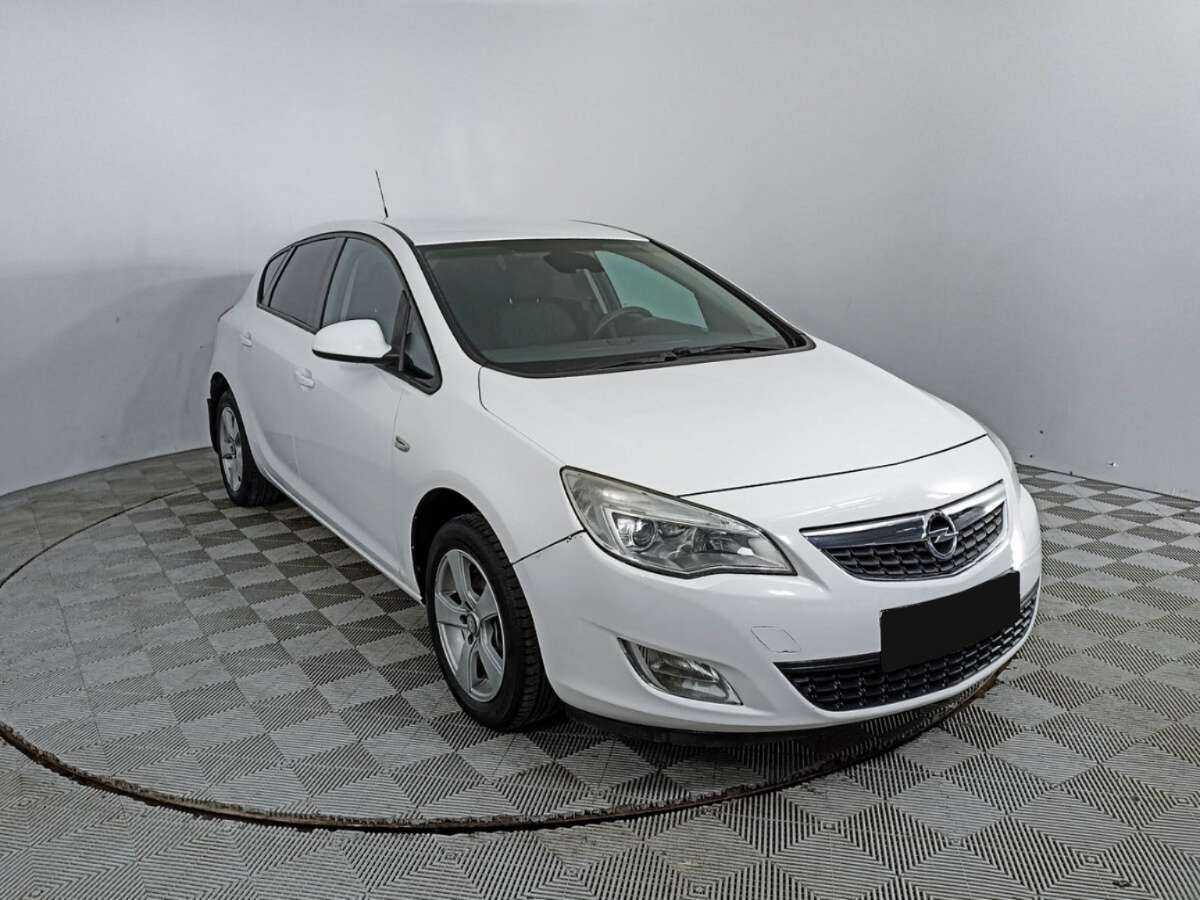 Opel Astra с пробегом — 2011 год. Фото: #2
