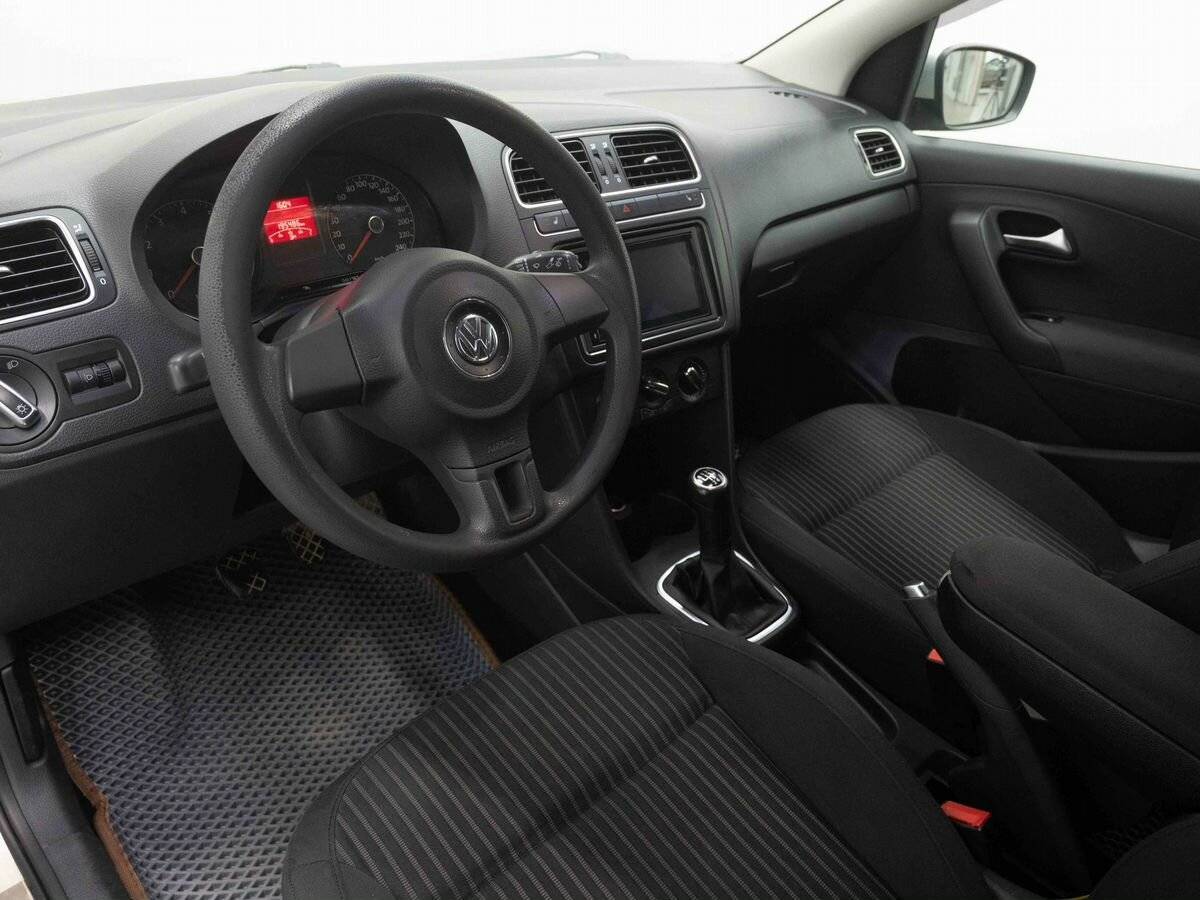 Volkswagen Polo с пробегом — 2011 год. Фото: #6