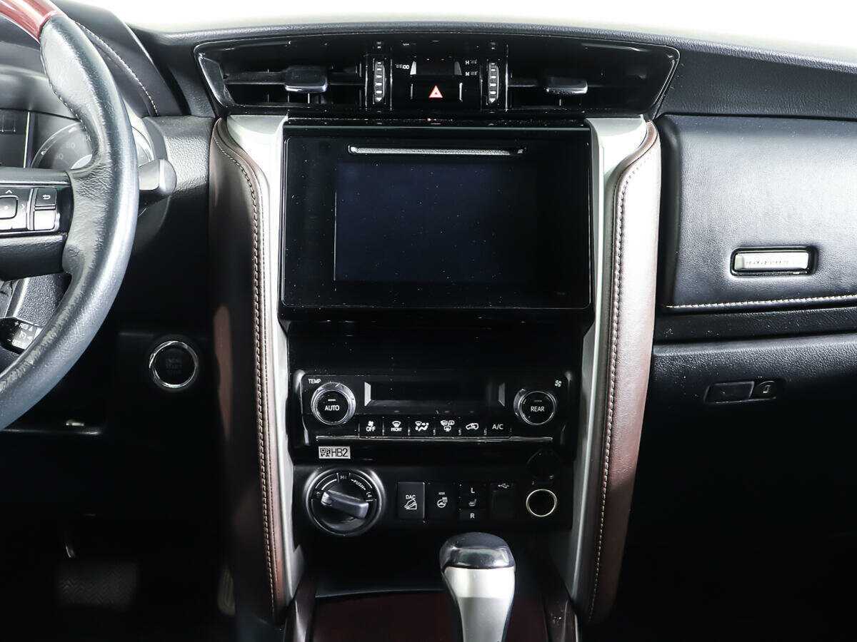 Toyota Fortuner с пробегом — 2017 год. Фото: #12
