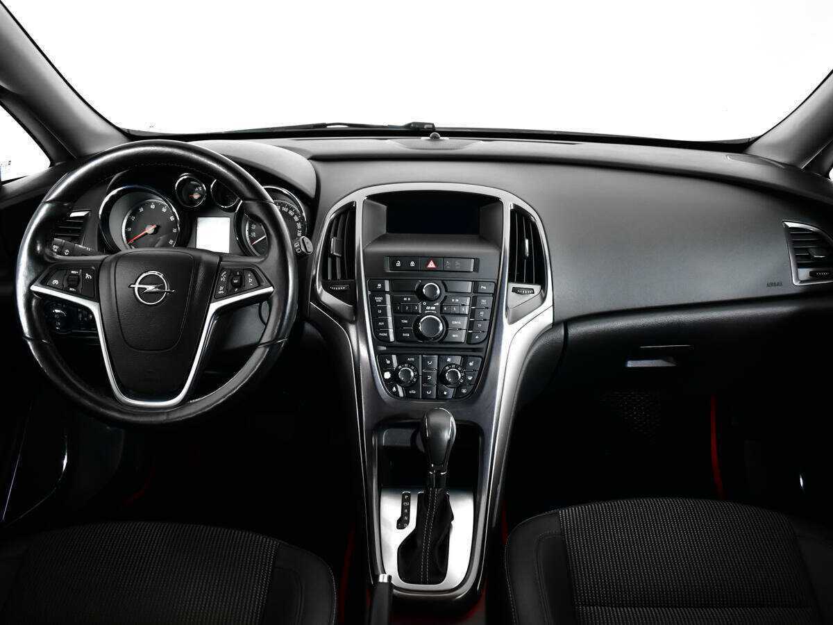 Opel Astra с пробегом — 2012 год. Фото: #9