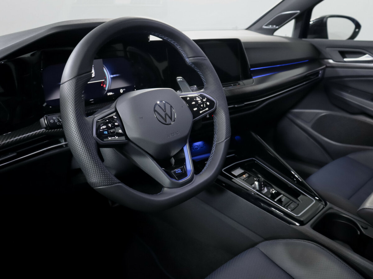 Volkswagen Golf R с пробегом — 2023 год. Фото: #11