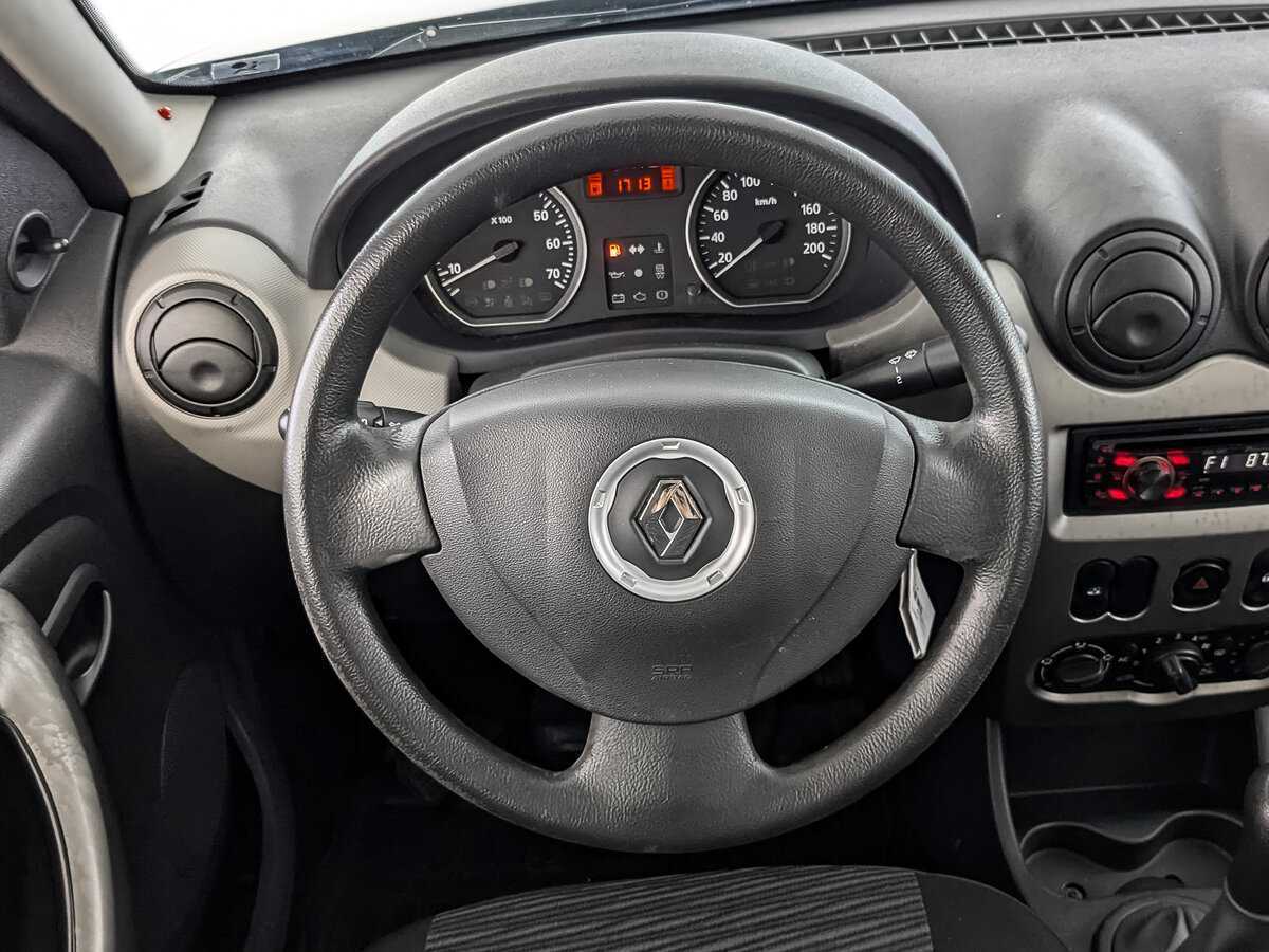 Renault Sandero с пробегом — 2012 год. Фото: #17