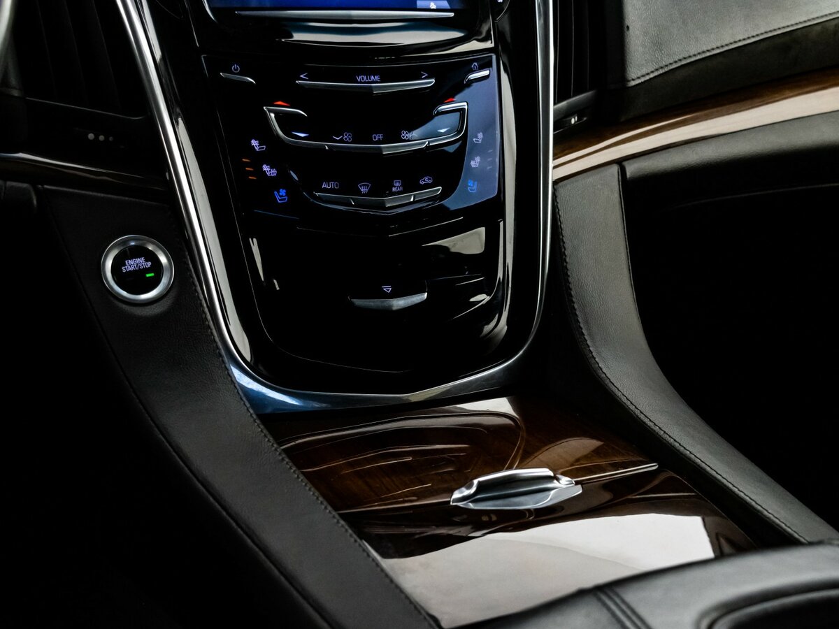 Cadillac Escalade с пробегом — 2015 год. Фото: #8