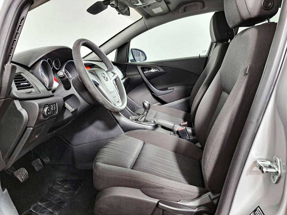 Opel Astra с пробегом — 2011 год. Фото: #12
