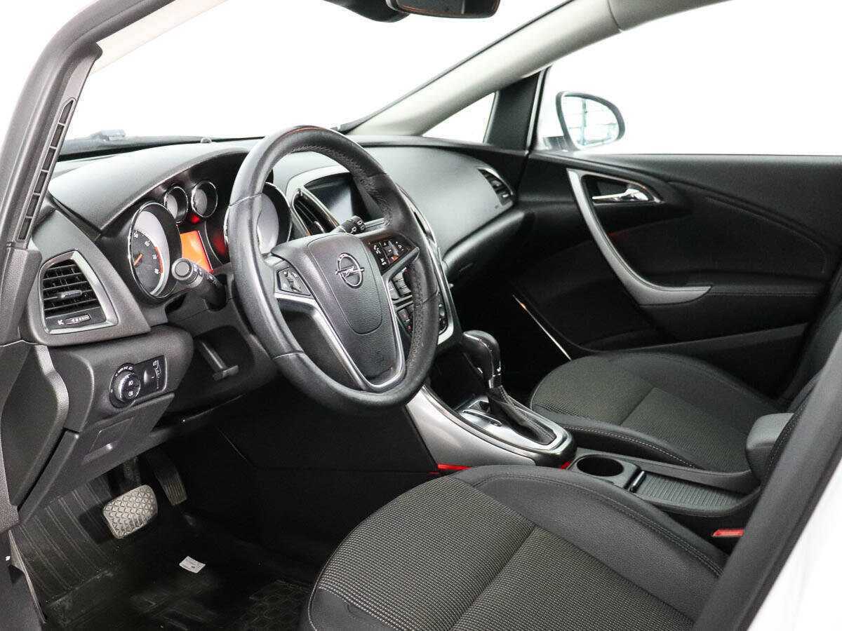 Opel Astra с пробегом — 2011 год. Фото: #9