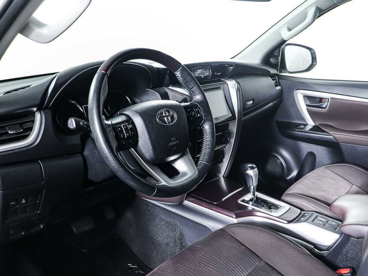 Toyota Fortuner с пробегом — 2017 год. Фото: #11