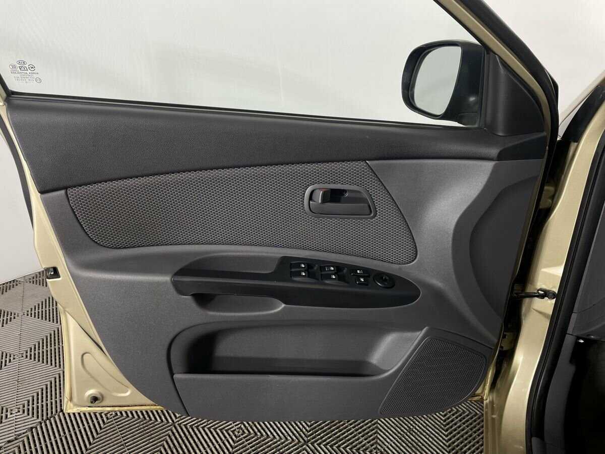 Kia Rio с пробегом — 2010 год. Фото: #7