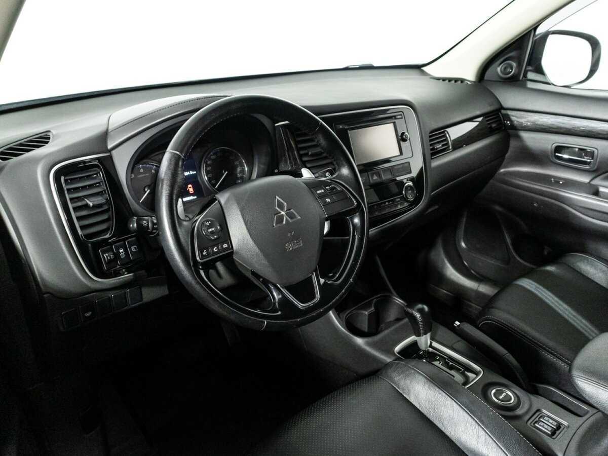 Mitsubishi Outlander с пробегом — 2015 год. Фото: #10