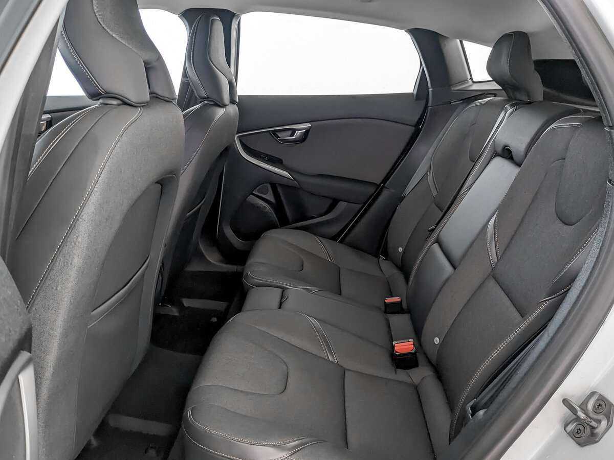 Volvo V40 Cross Country с пробегом — 2014 год. Фото: #9