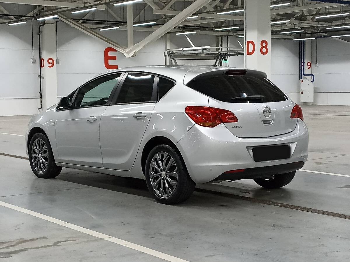 Opel Astra с пробегом — 2011 год. Фото: #6