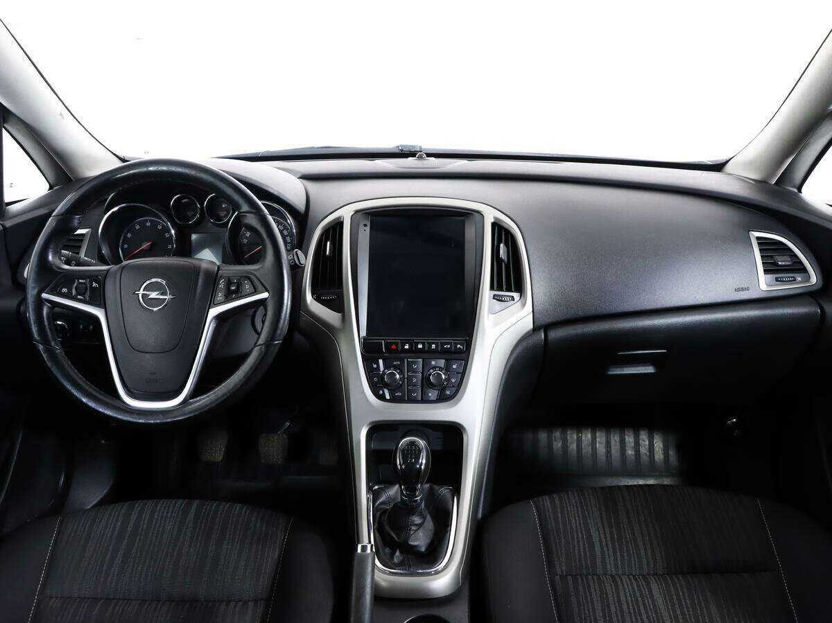 Opel Astra с пробегом — 2011 год. Фото: #9