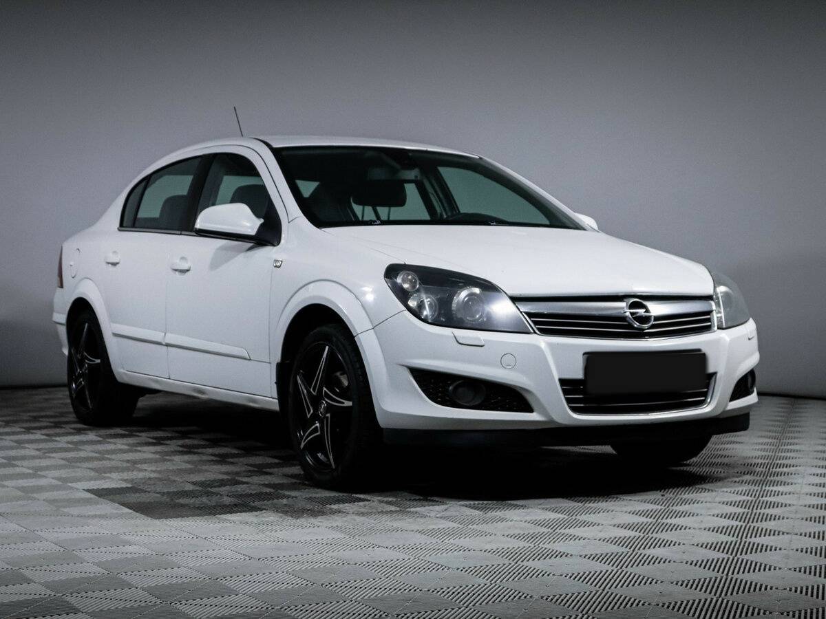 Opel Astra с пробегом — 2011 год. Фото: #2