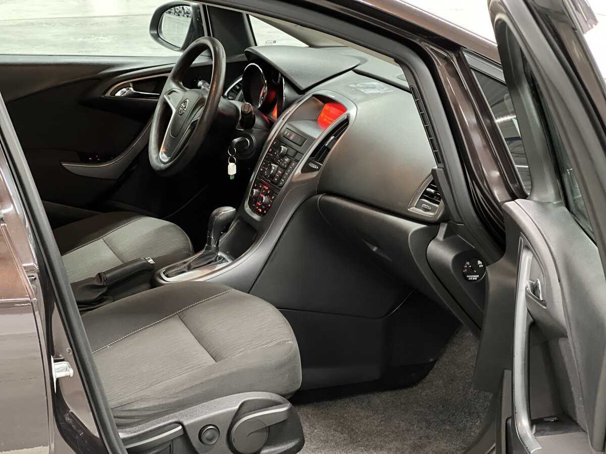 Opel Astra с пробегом — 2013 год. Фото: #10