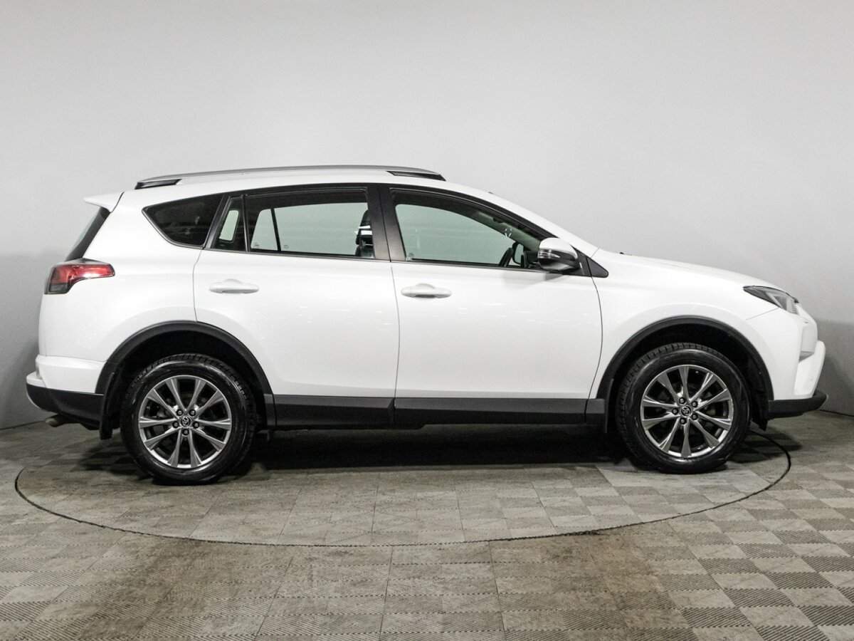 Toyota RAV4 с пробегом — 2018 год. Фото: #3