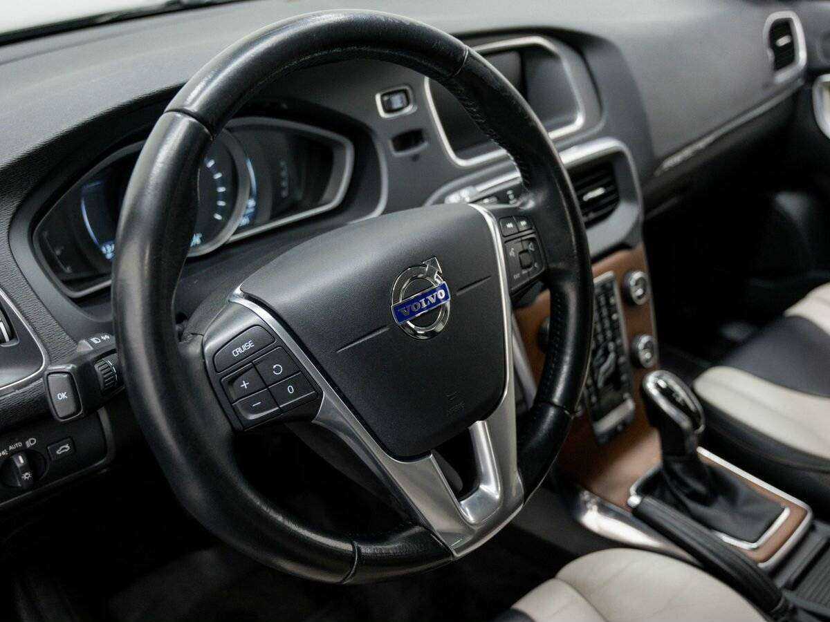 Volvo V40 Cross Country с пробегом — 2015 год. Фото: #15