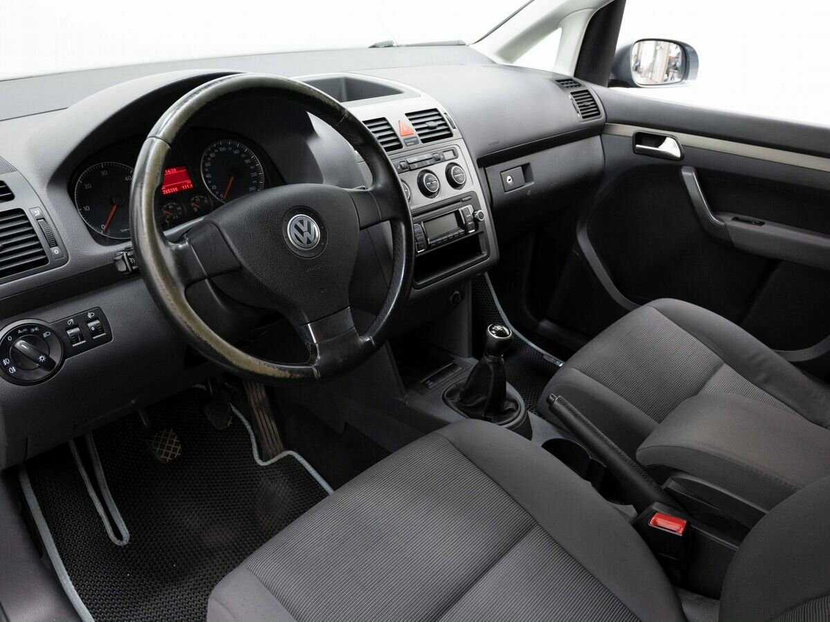 Volkswagen Touran с пробегом — 2008 год. Фото: #6