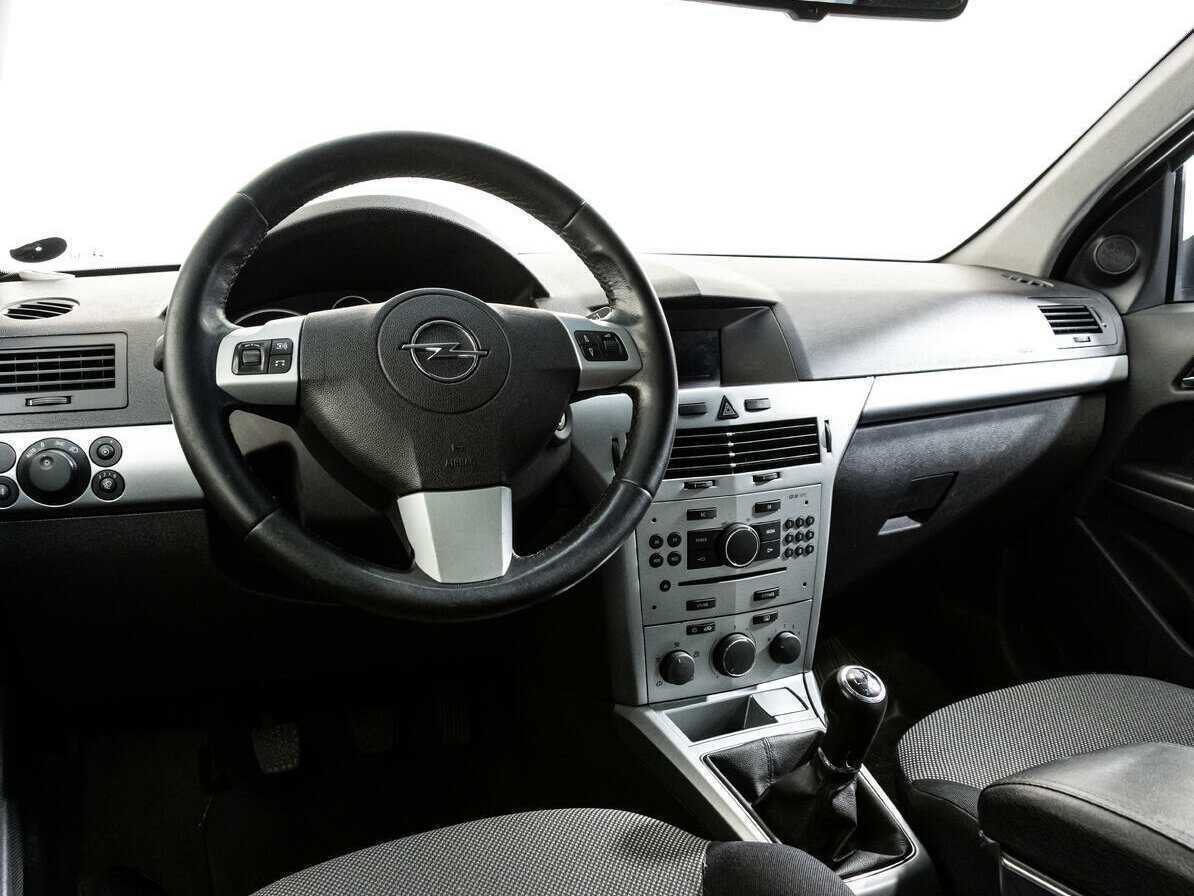 Opel Astra с пробегом — 2012 год. Фото: #10