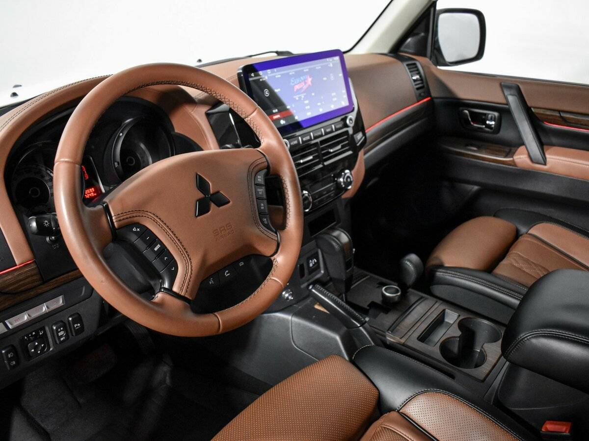 Mitsubishi Pajero с пробегом — 2022 год. Фото: #6