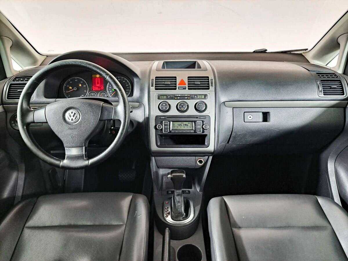 Volkswagen Touran с пробегом — 2010 год. Фото: #11