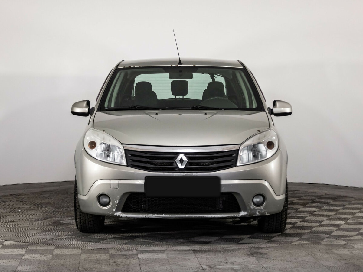 Renault Sandero с пробегом — 2011 год. Фото: #1